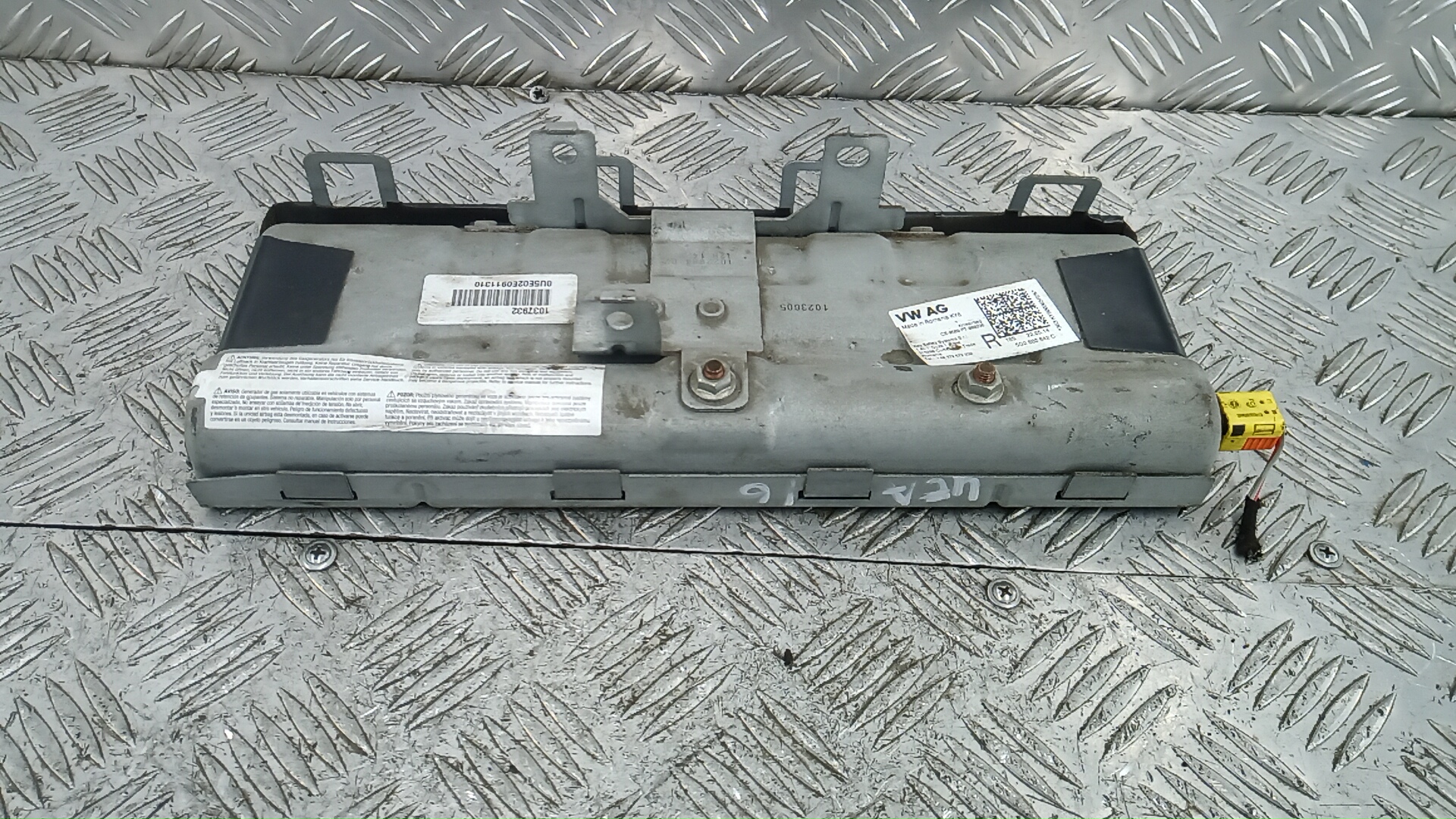 Подушка безопасности пассажирская (в торпедо)