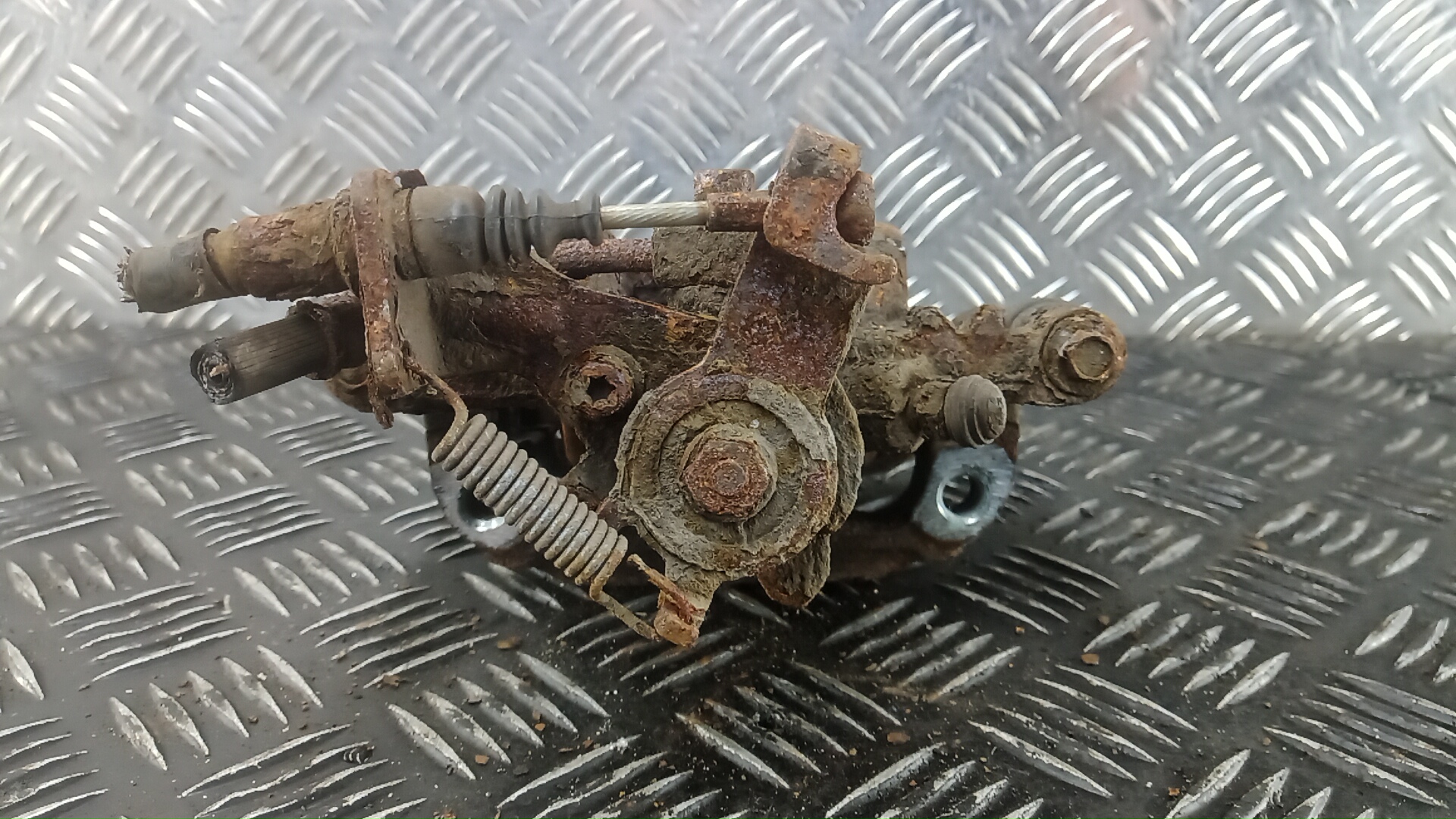 Суппорт задний левый