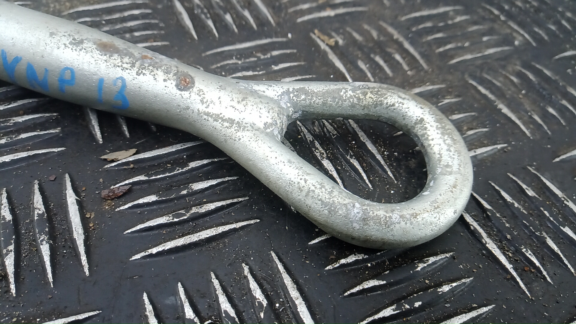 Крюк буксировочный