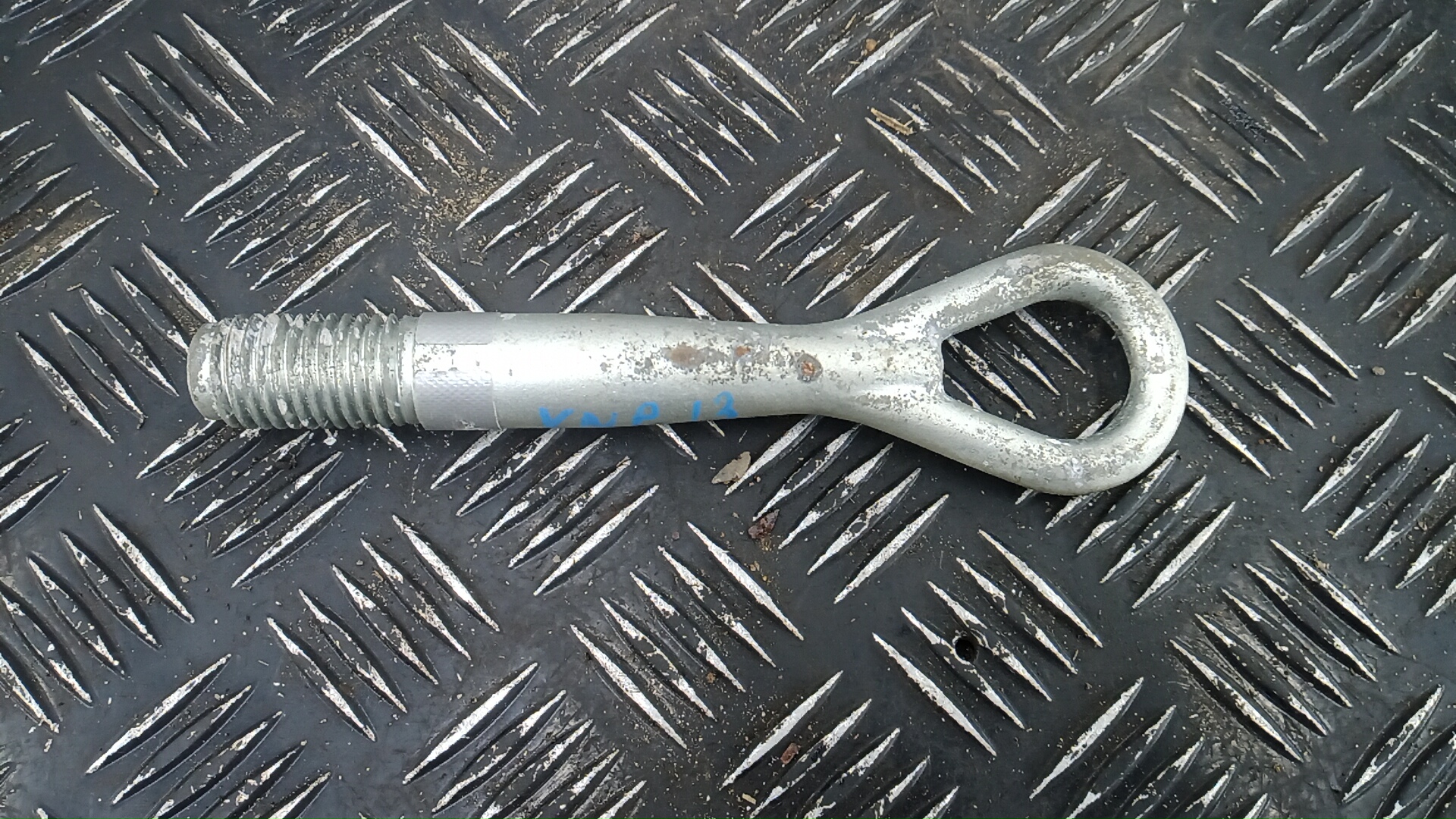 Крюк буксировочный