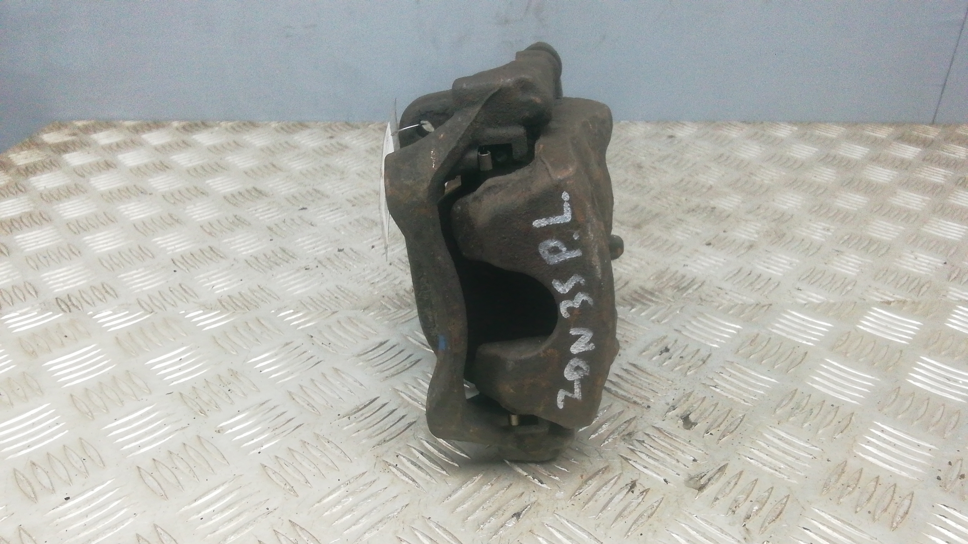 Суппорт передний левый