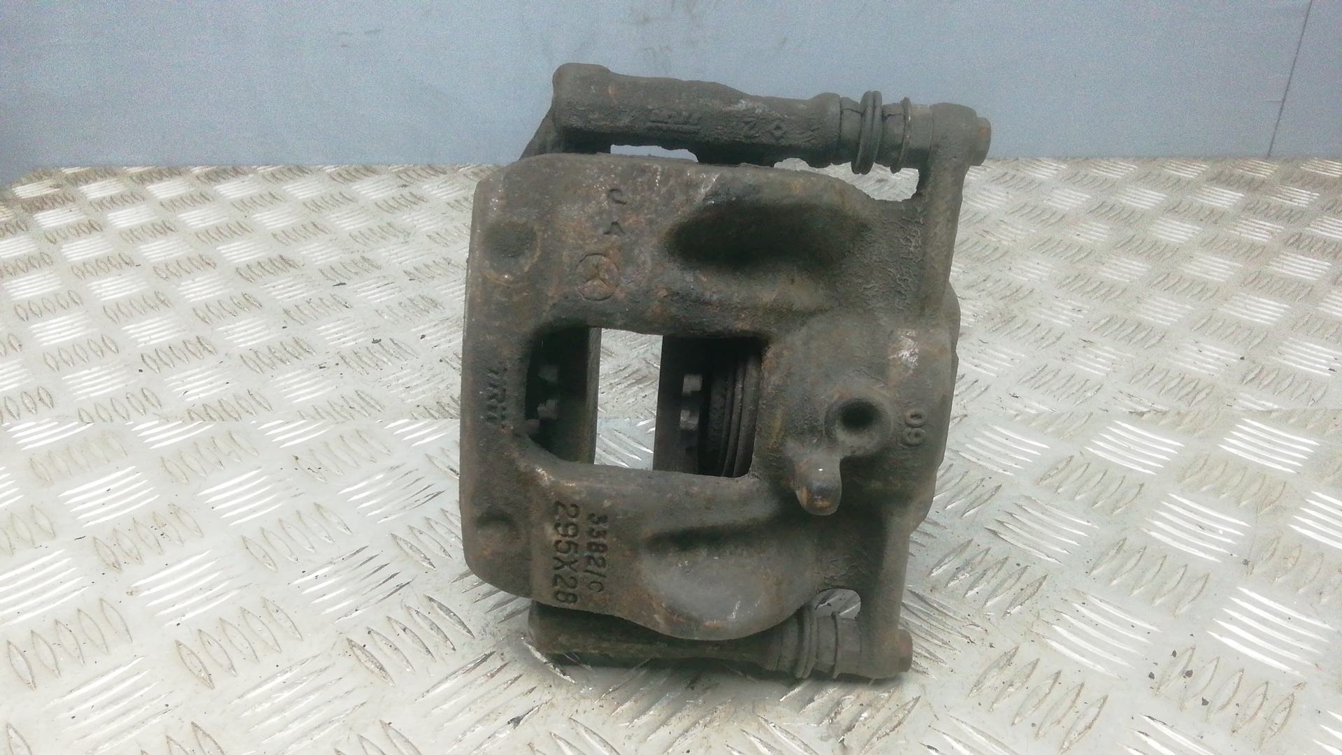 Суппорт передний левый