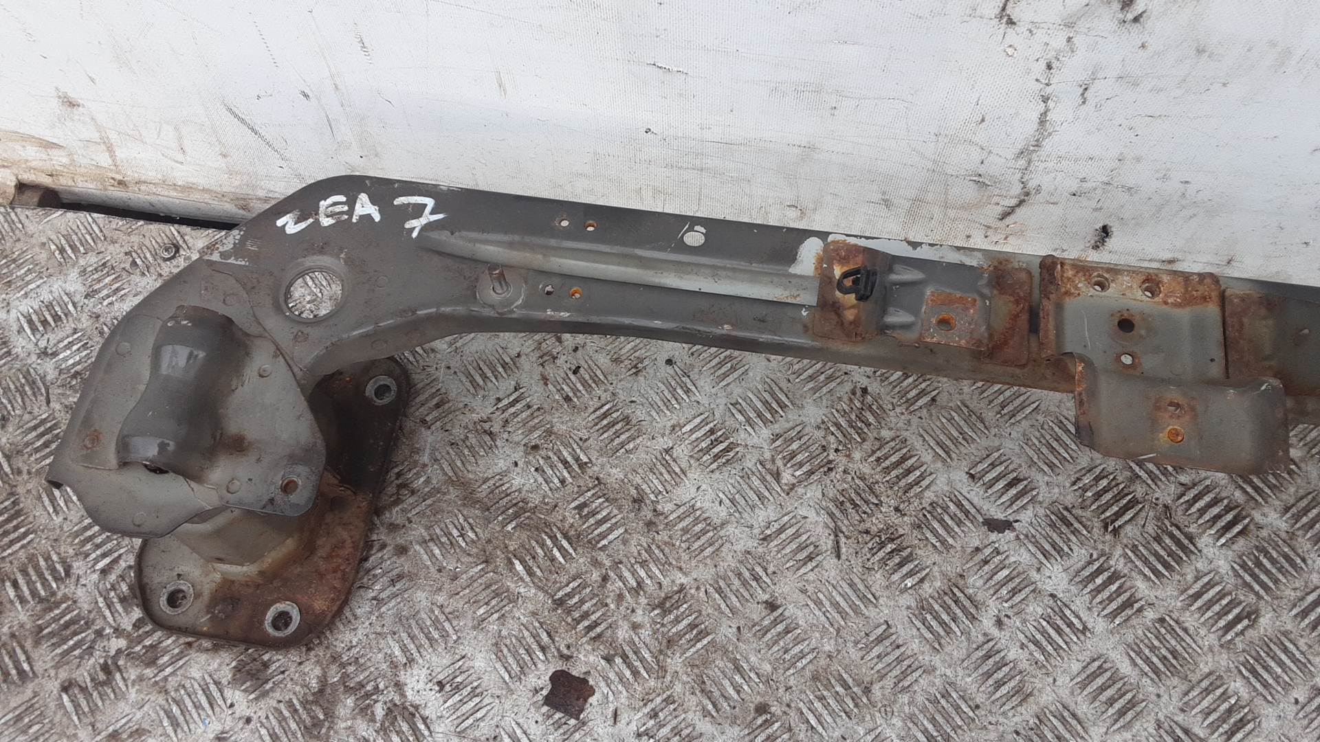 Кронштейн усилителя переднего бампера