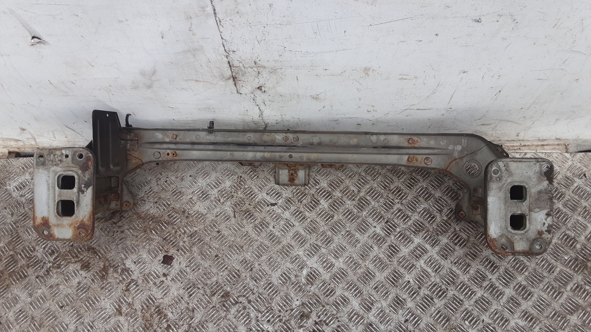 Кронштейн усилителя переднего бампера