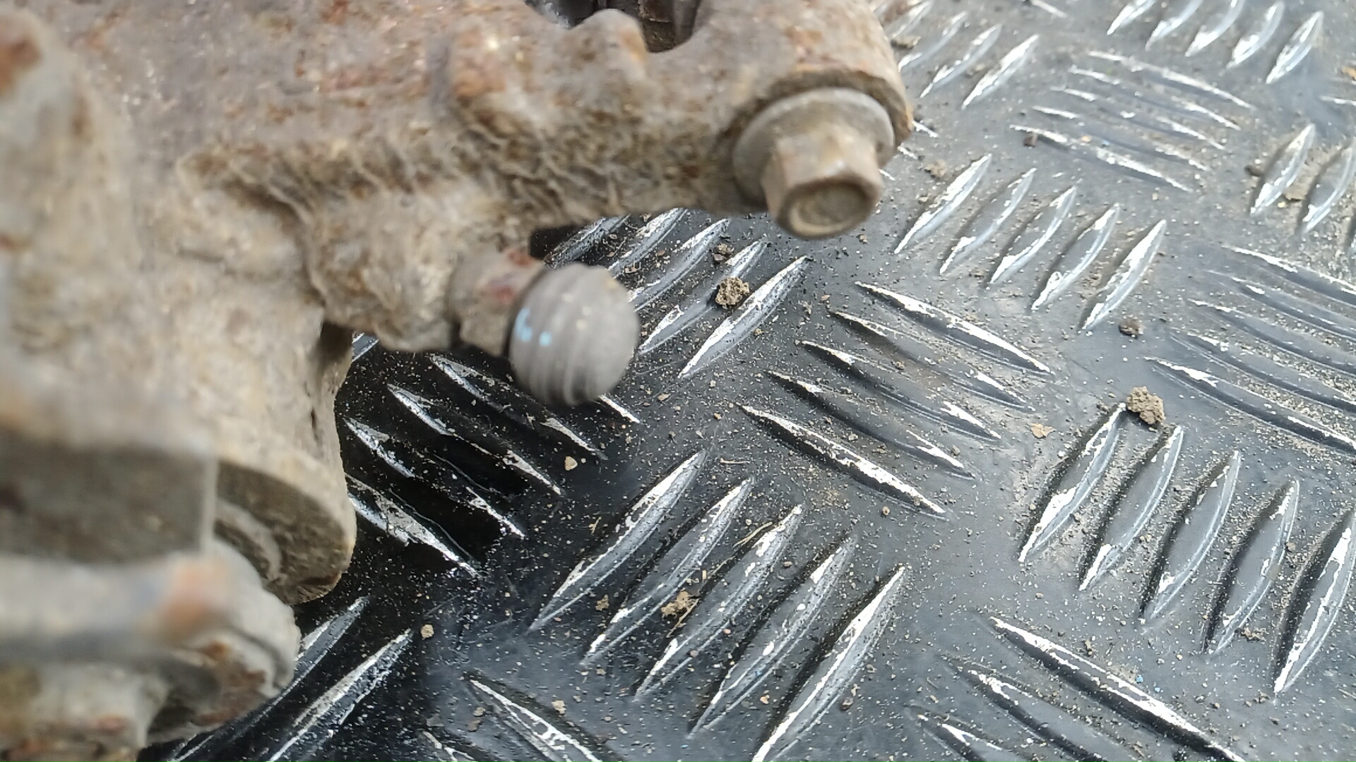 Суппорт задний левый