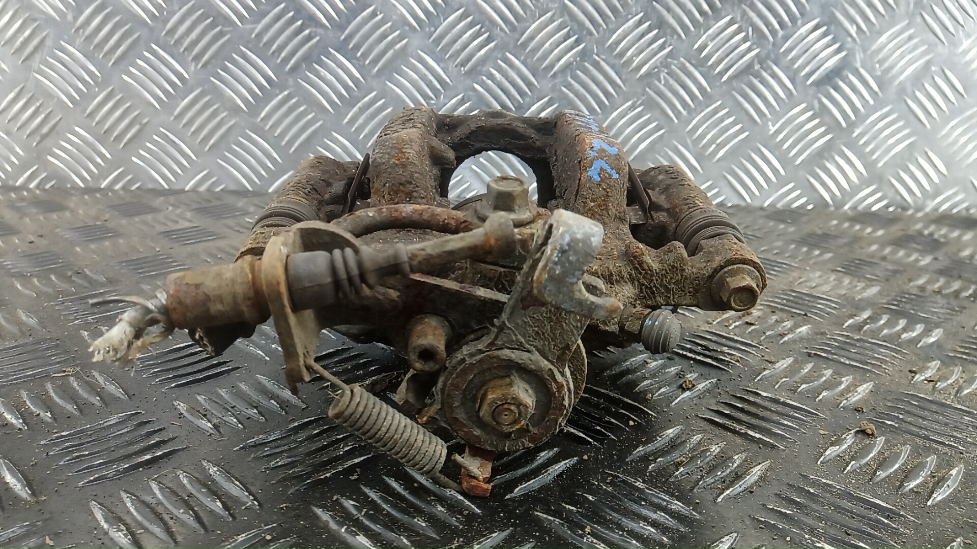 Суппорт задний левый