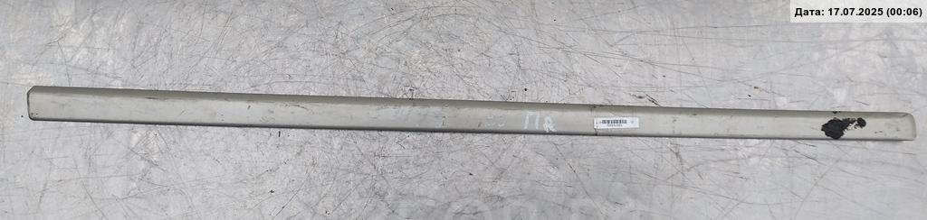 Накладка двери передней правой