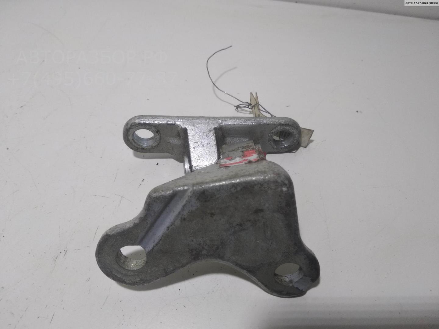 Петля двери