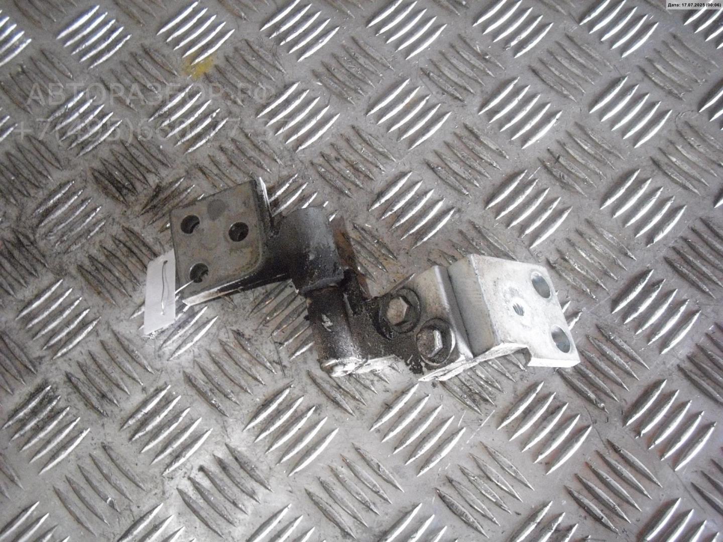 Петля крышки багажника