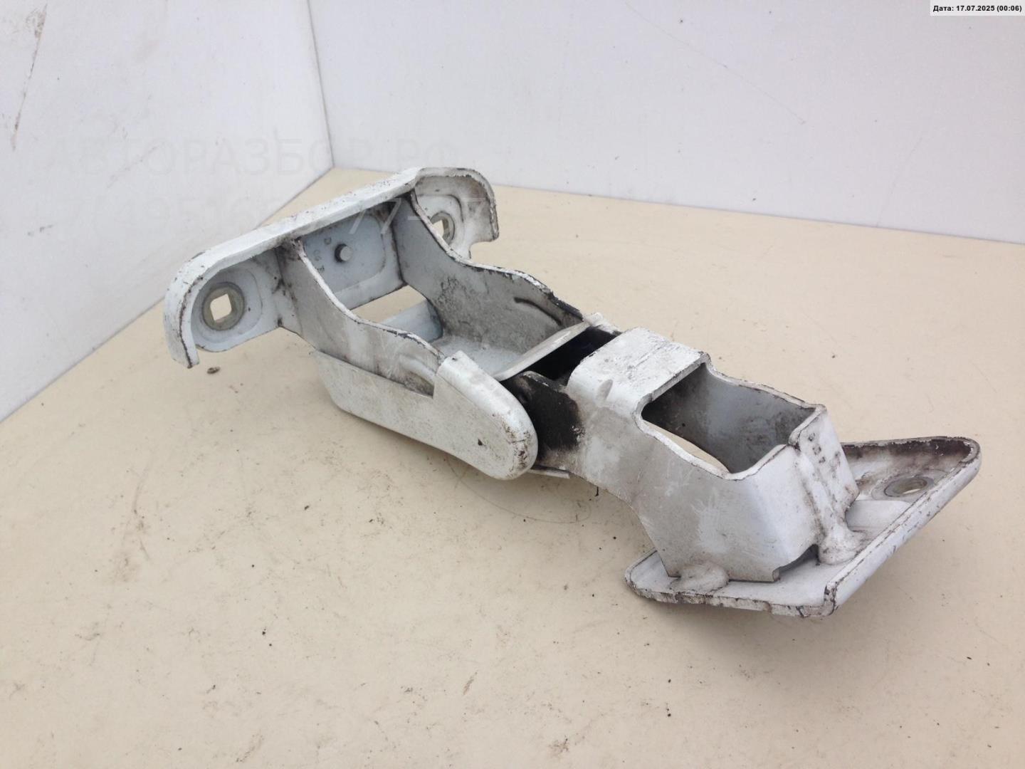 Петля крышки багажника