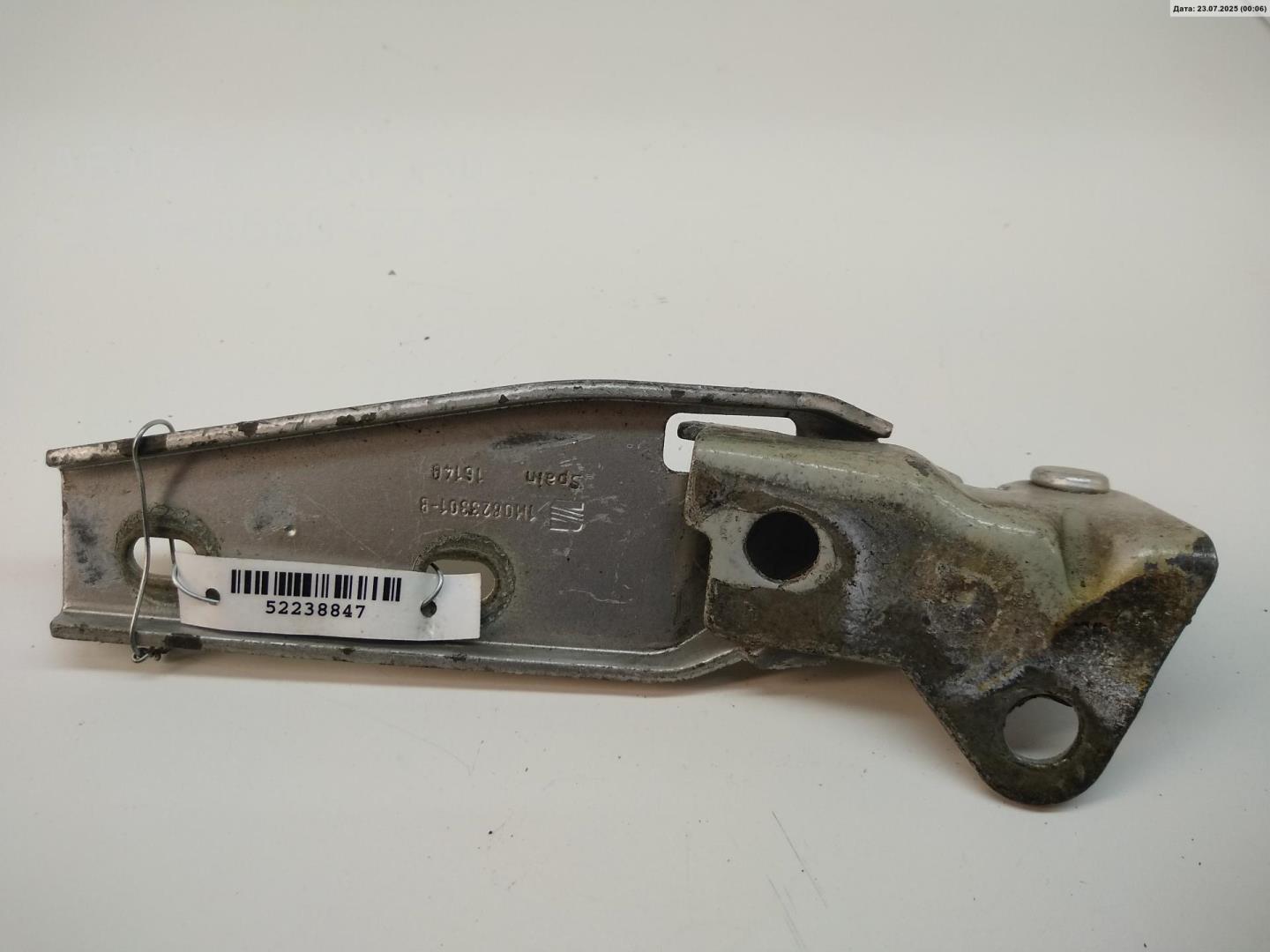 Петля капота левая