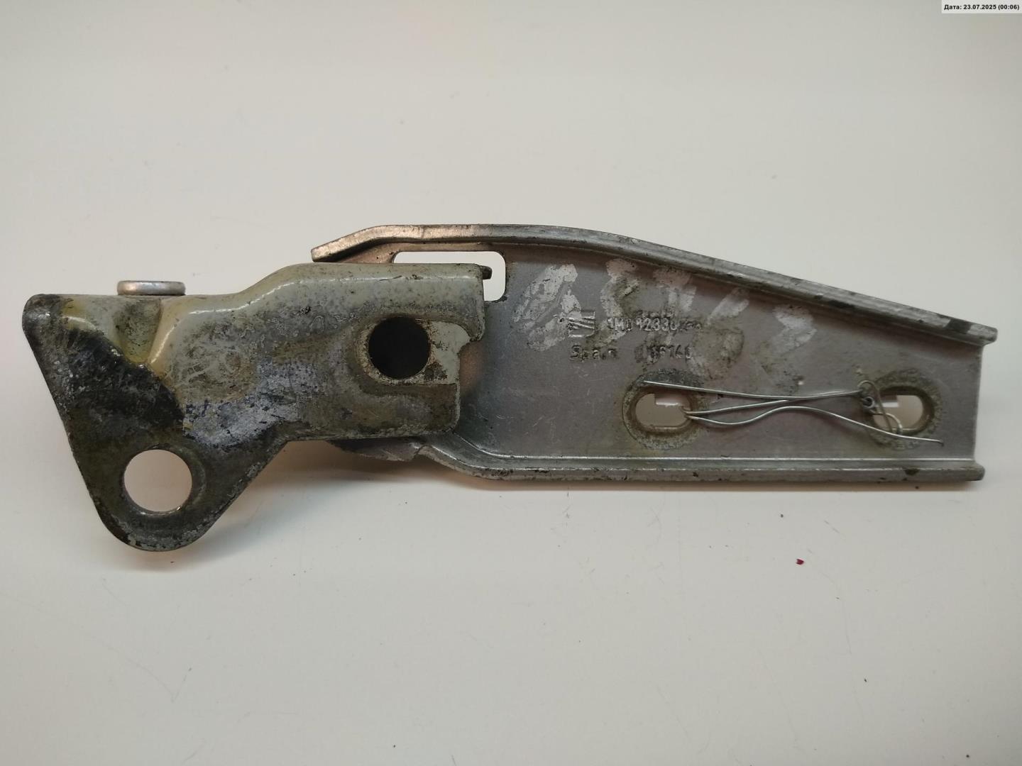 Петля капота правая