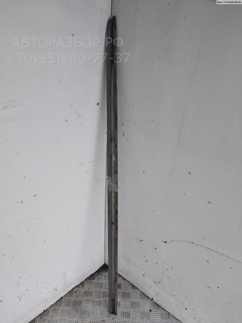 Накладка двери передней правой