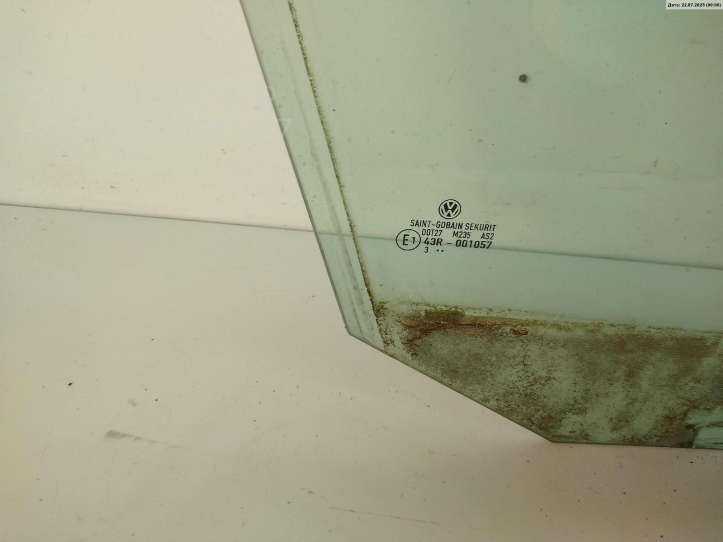 Стекло двери передней правой