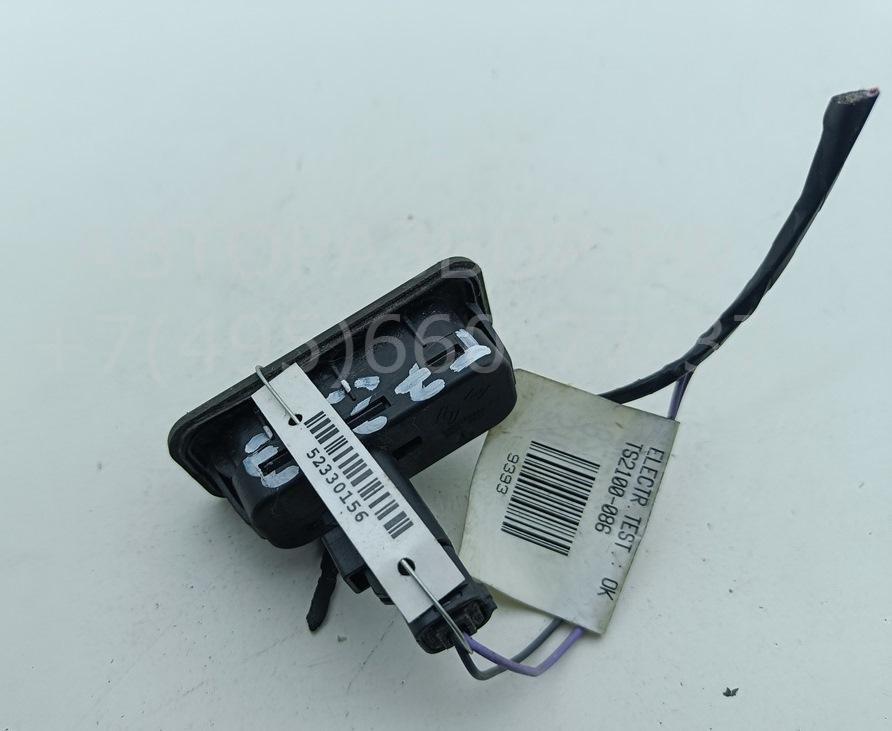 Кнопка открывания багажника