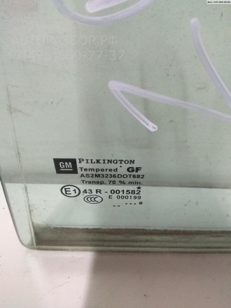Стекло двери задней левой (форточка)