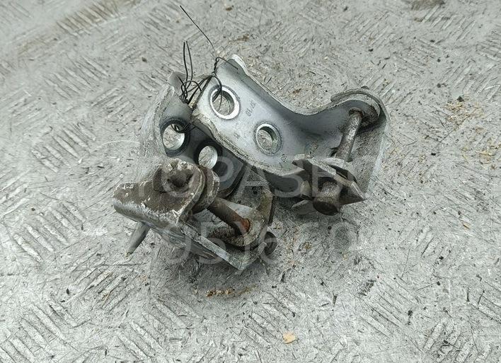 Петля двери