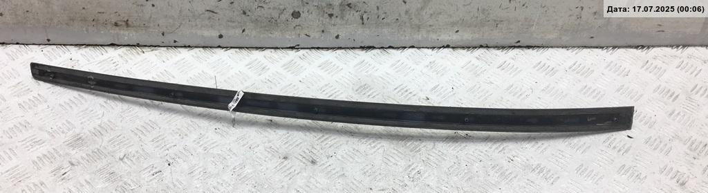 Молдинг двери передней левой