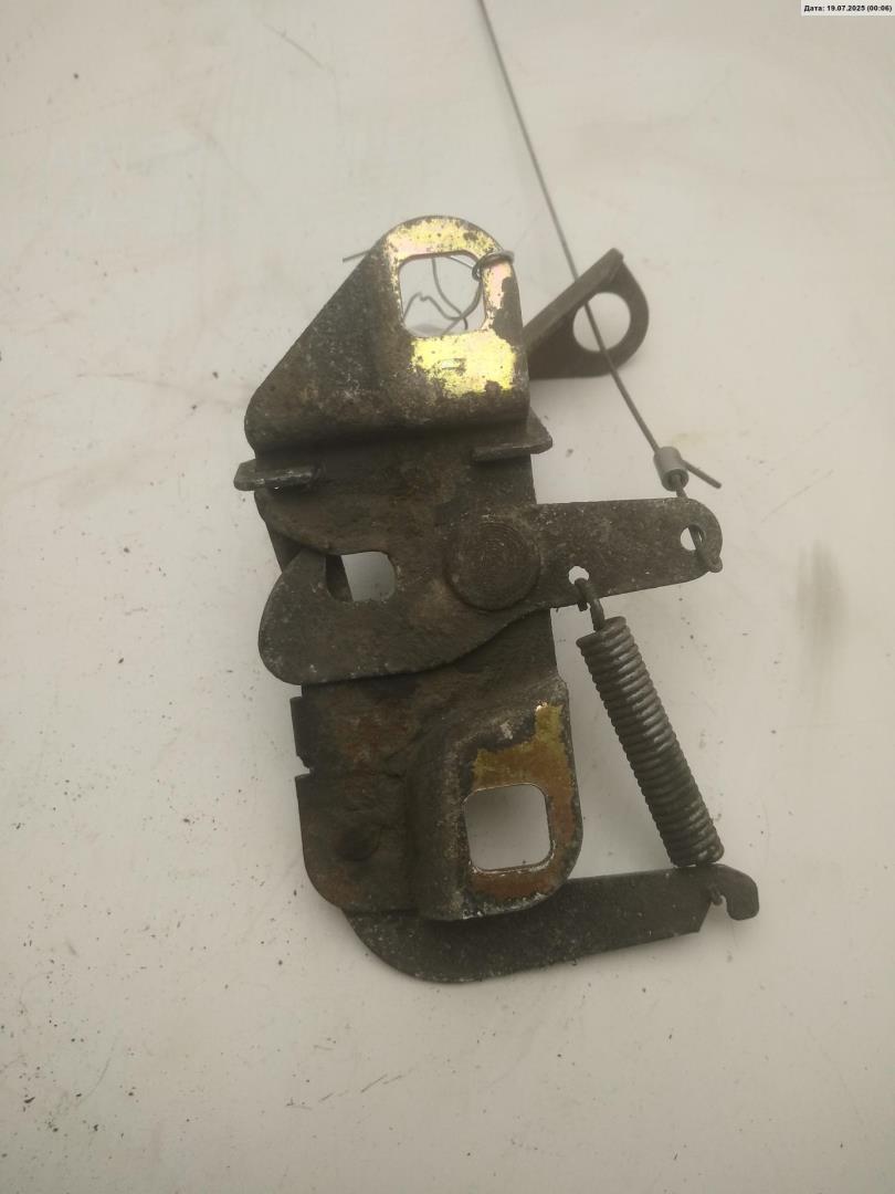 Замок капота