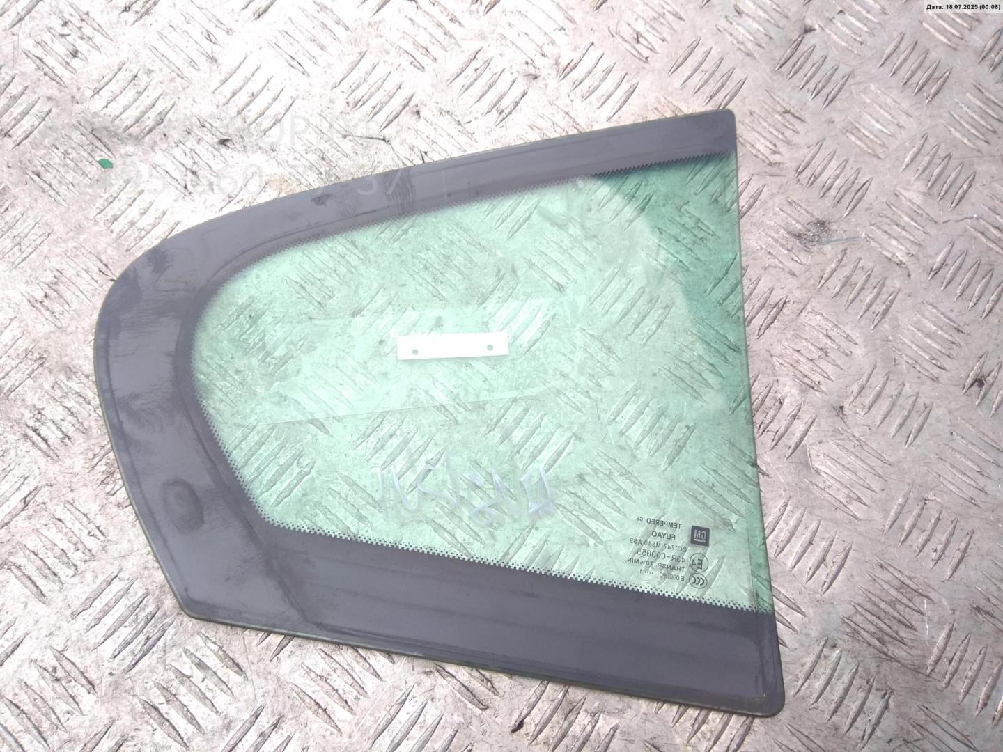 Стекло двери задней левой (форточка)