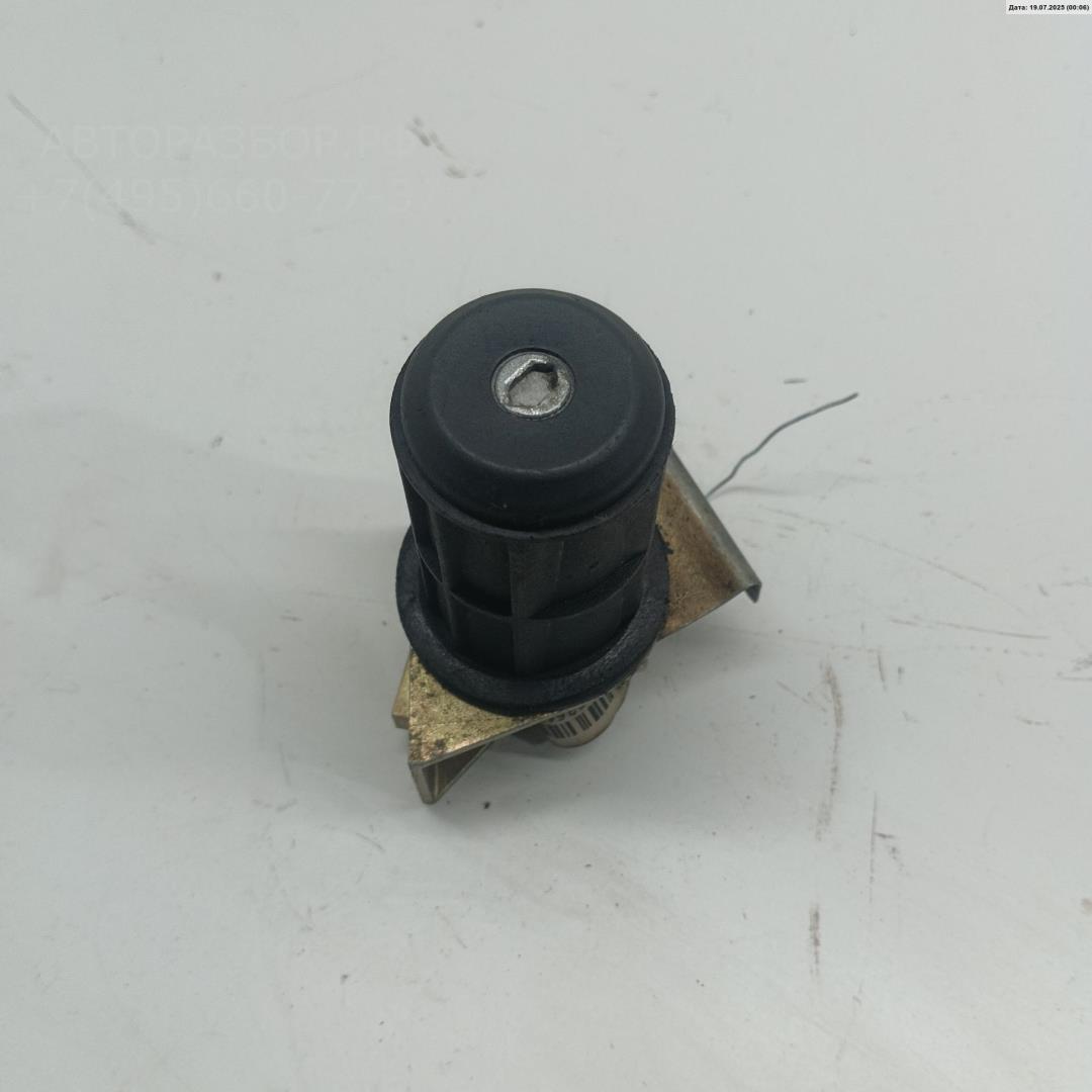 Вставка замка багажника