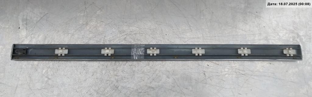 Накладка двери передней правой