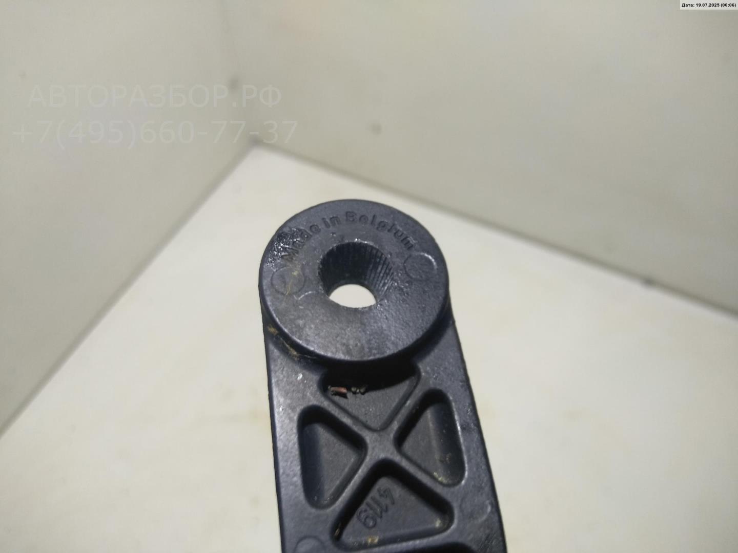 Поводок стеклоочистителя передний правый