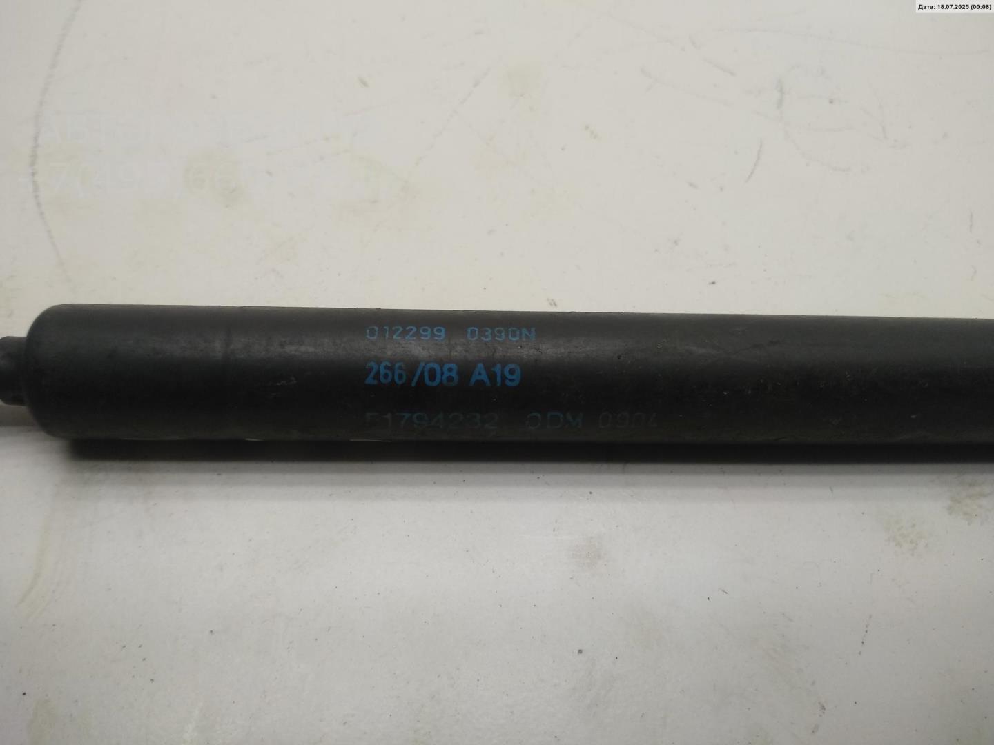 Амортизатор крышки багажника