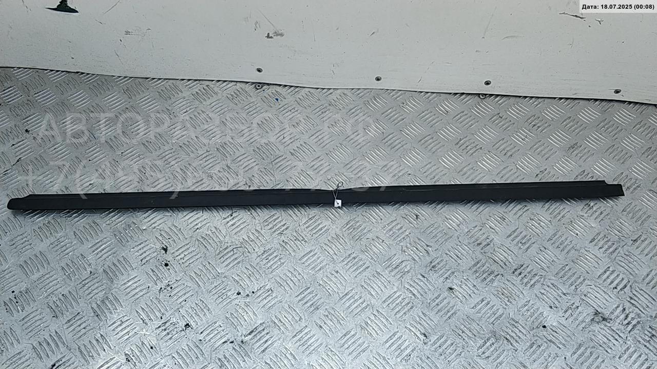 Накладка двери передней правой