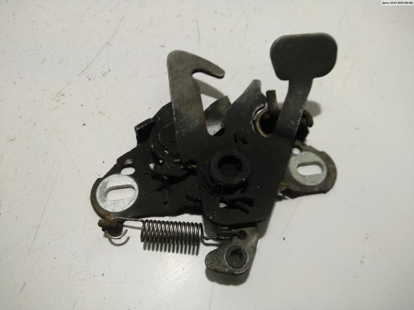 Замок капота