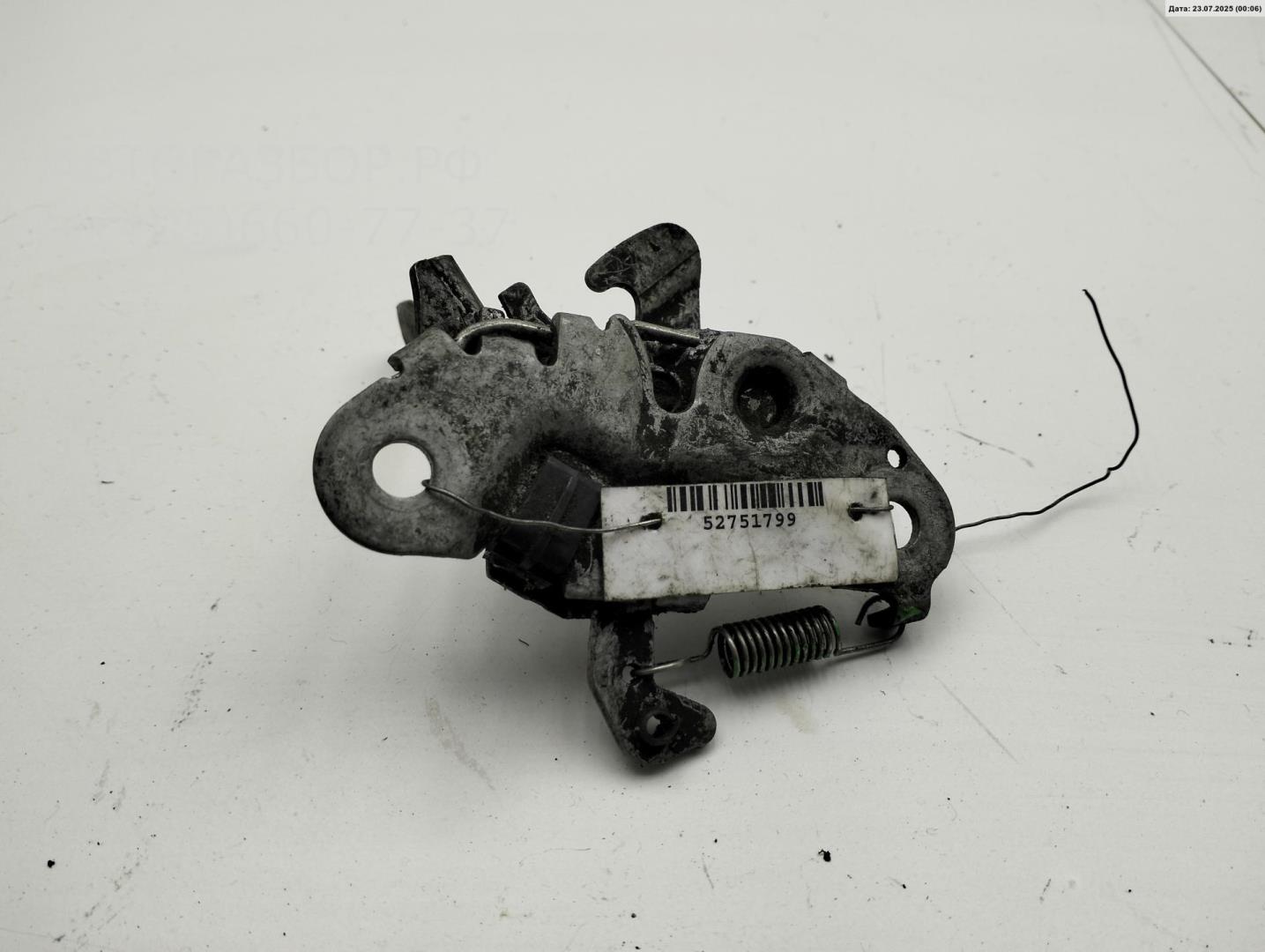 Замок капота