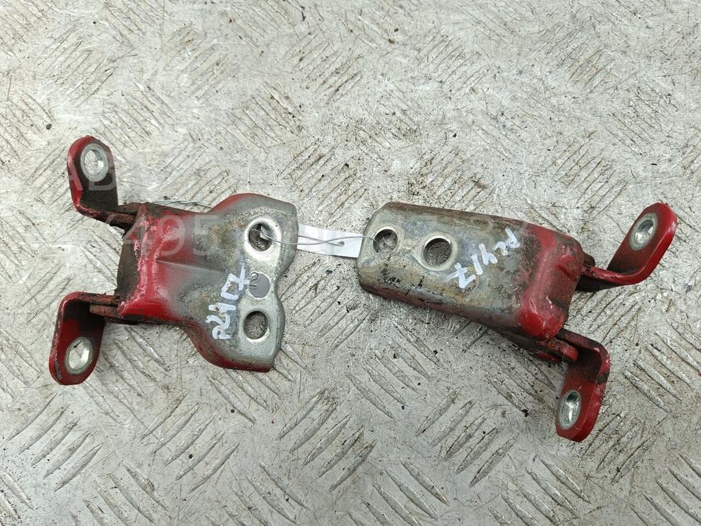 Петля двери