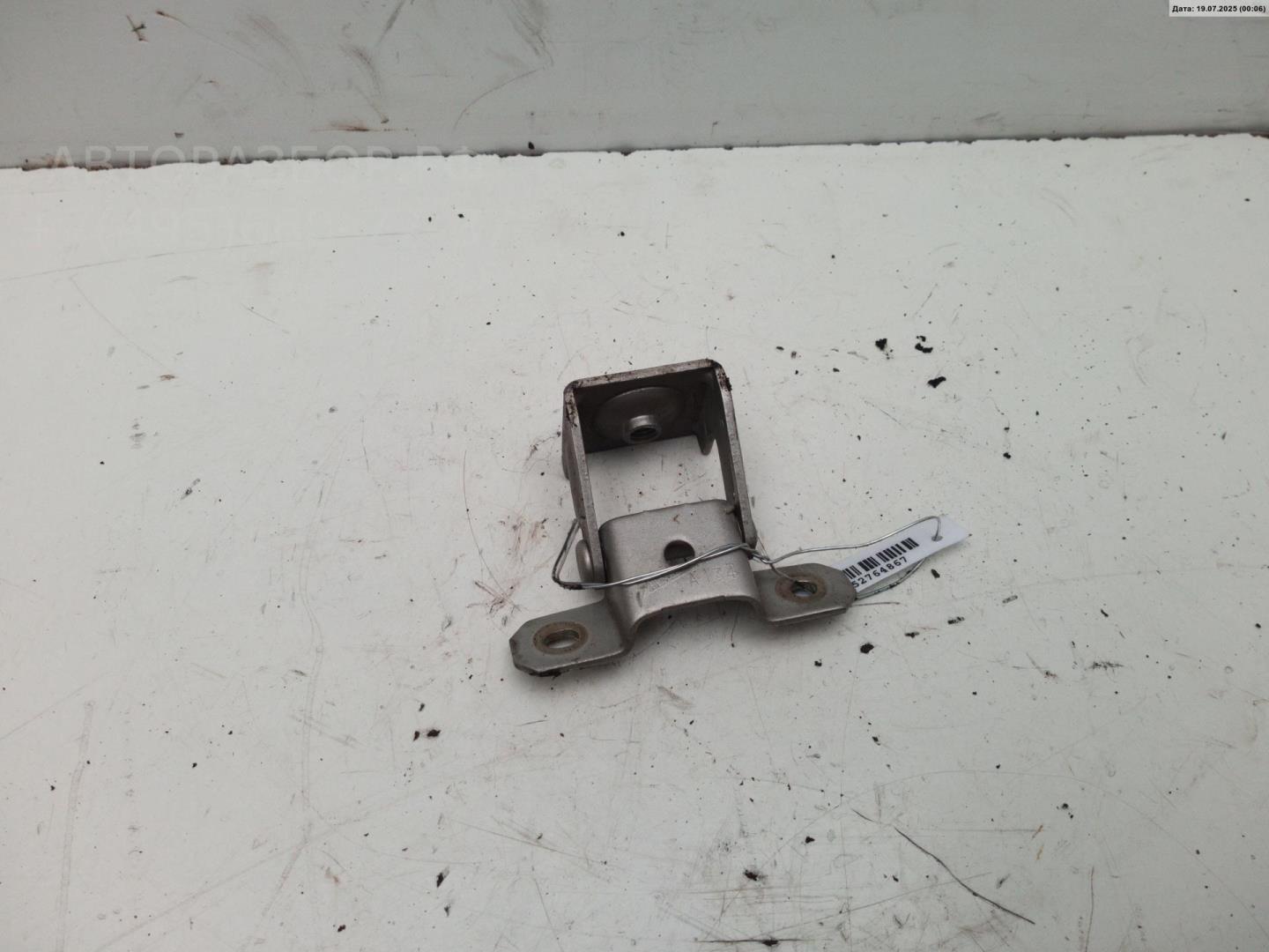 Петля крышки багажника