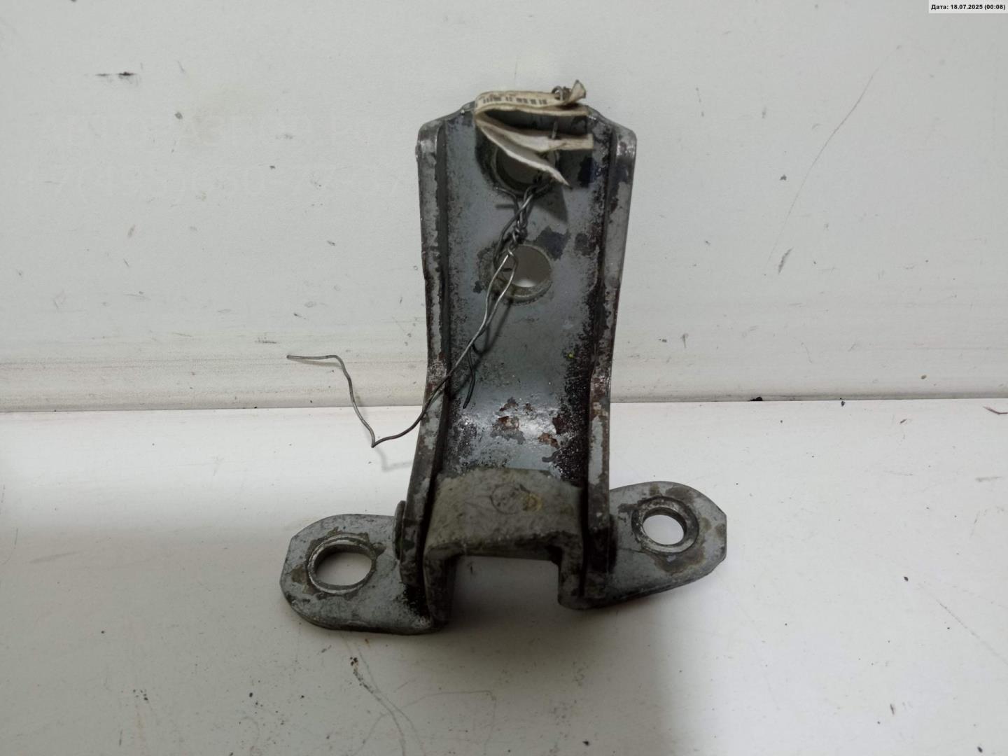 Петля двери