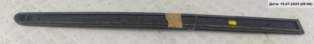 Молдинг двери передней левой