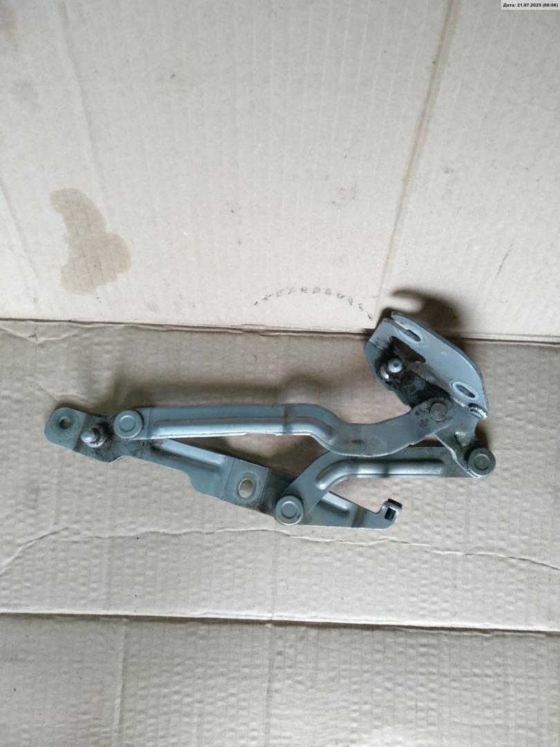 Петля крышки багажника