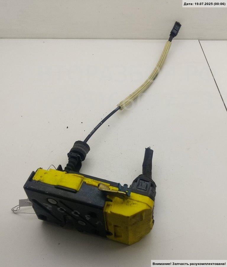 Замок двери передней левой