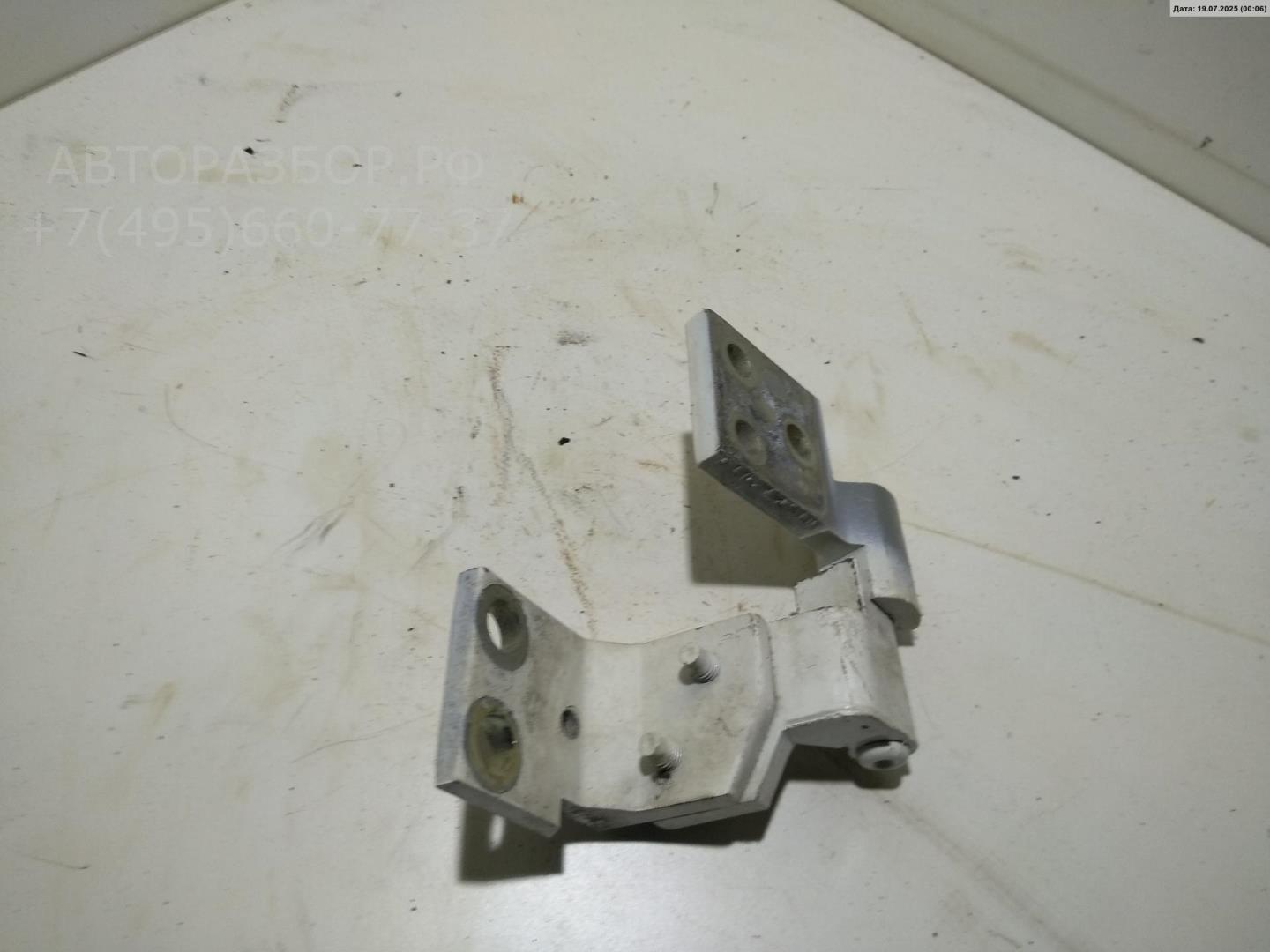 Петля крышки багажника