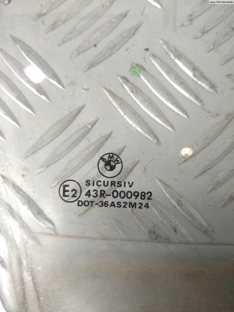 Стекло двери передней правой