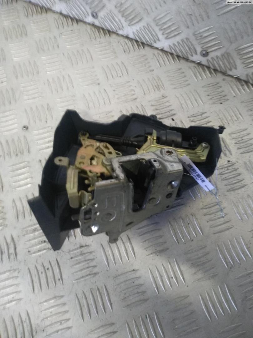 Замок двери задней левой