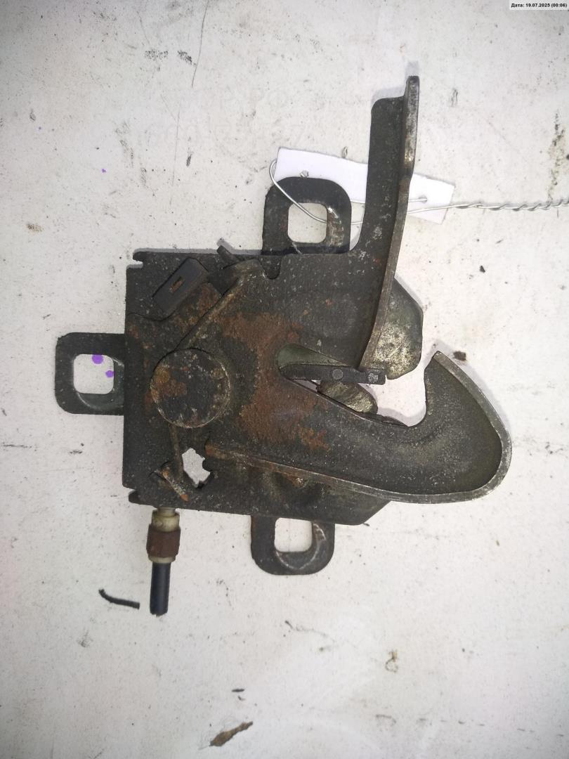 Замок капота