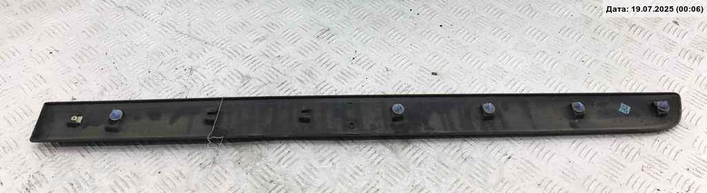 Молдинг двери передней левой