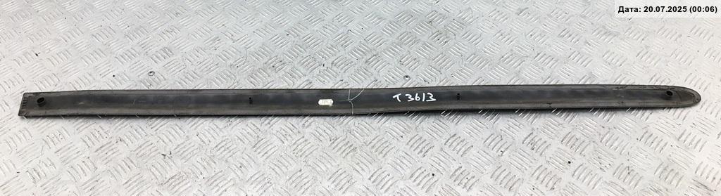 Молдинг двери передней левой