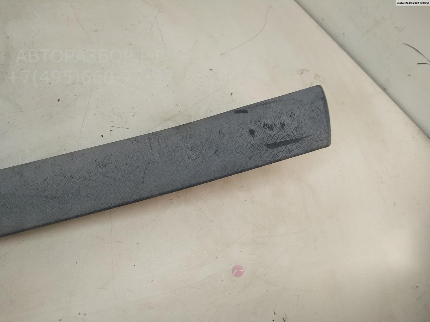 Молдинг двери передней левой