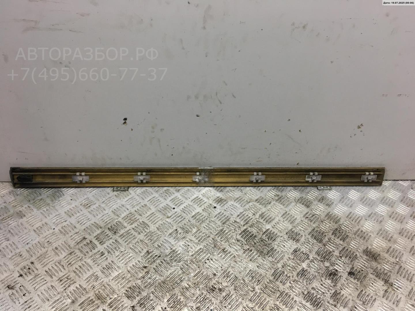 Молдинг двери передней левой