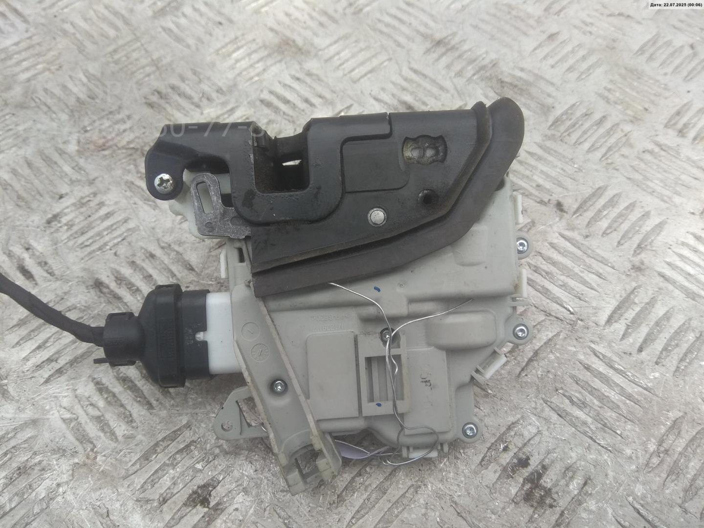 Замок двери передней левой