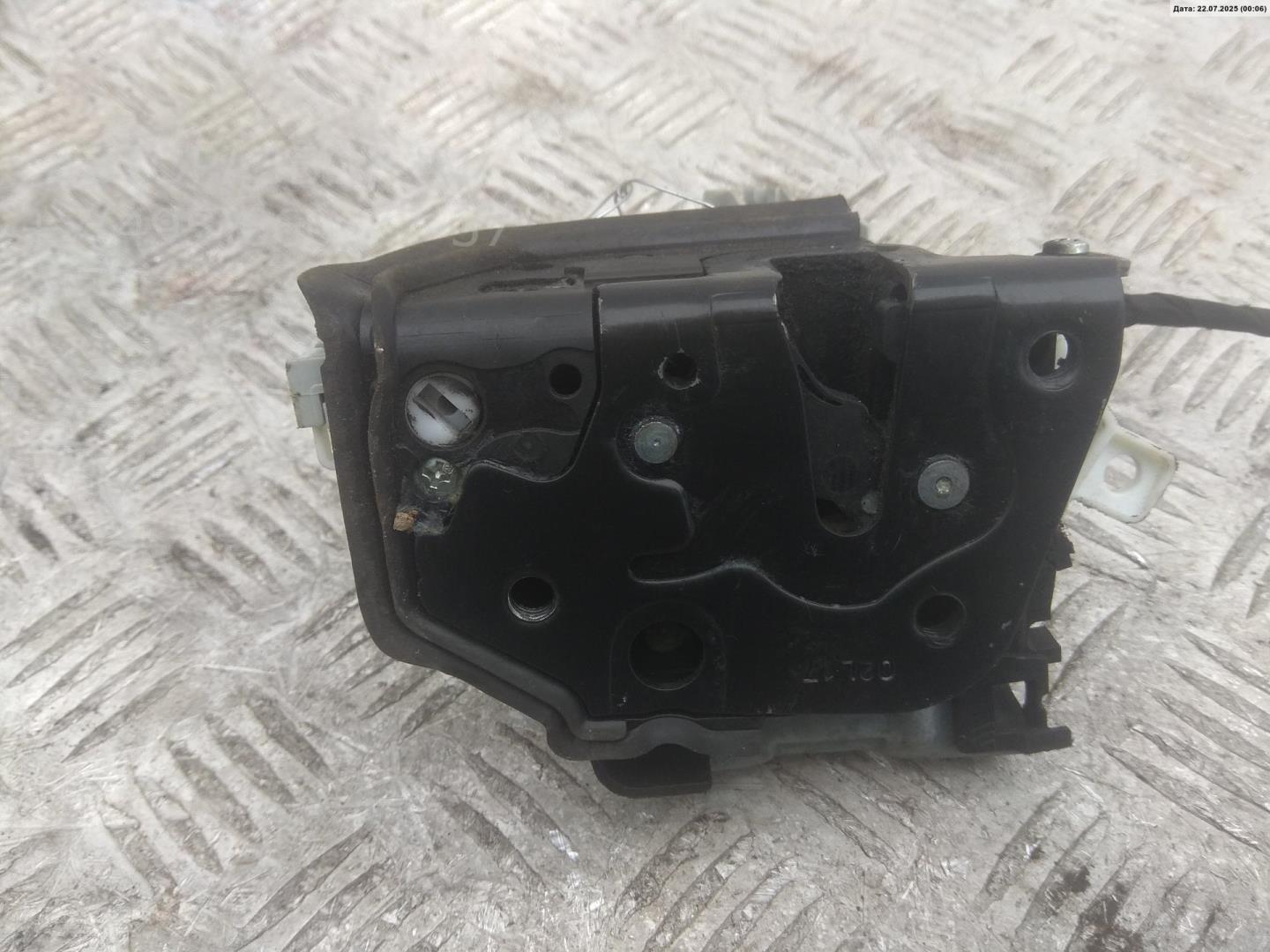 Замок двери передней левой