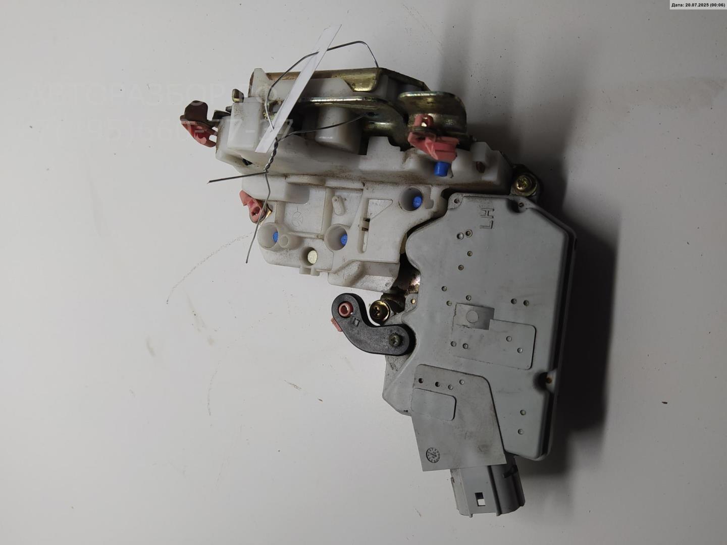 Замок двери передней левой