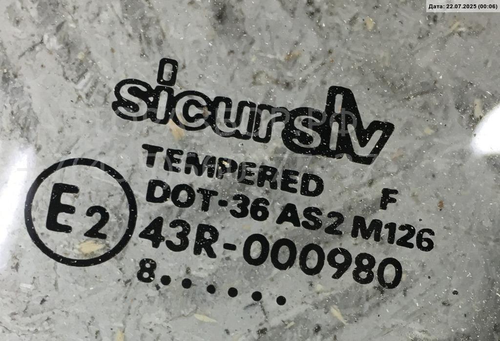 Стекло двери передней левой (форточка)