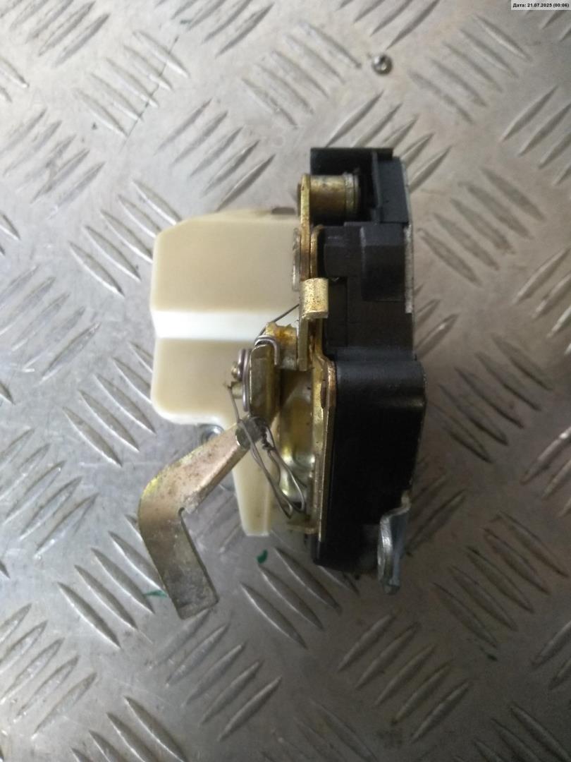 Замок двери задней левой